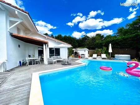 villa 6 chambres piscine chauffée terrain clôturé arboré sans vis à vis