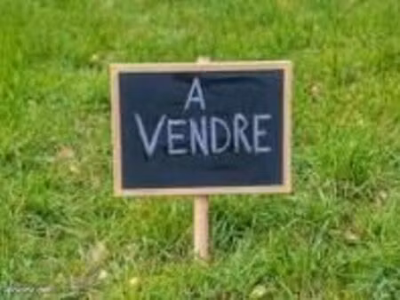 terrain 685 m² ares