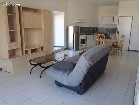grand studio meublé (possibilité coin nuit) + terrasse. proche a9 et a 75