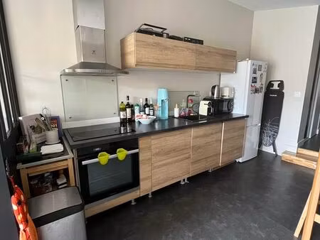 t2 meuble avec terrasse et stationnement