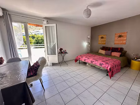 st gilles centre a pied : apt t1 dernier etage