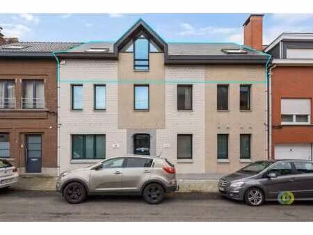 appartement mansardé d'une chambre avec grande terrasse.
