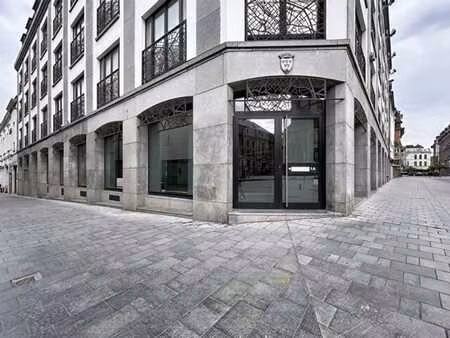 superbe surface commerciale de 150 m² en face de la cathédra