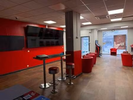 rez de chaussée commercial de +-100m² idéalement situé à ans