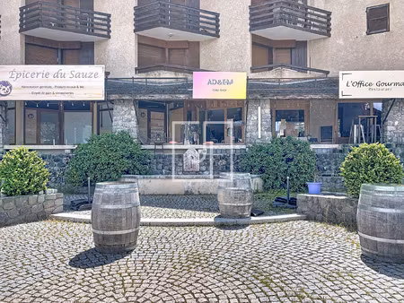 à vendre murs commerciaux avec terrasse au coeur de la stat