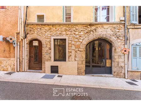 local commercial rénové avec goût  en coeur de ville avec sa cave