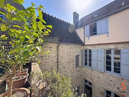 a vendre  maison 4 chambres et un bureau.