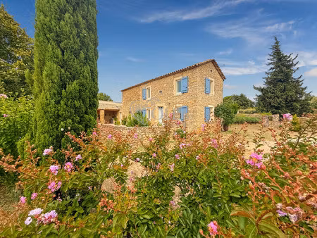 mas au charme authentique  plus de 1hectare  148m²