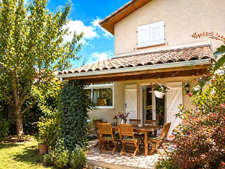 maison individuelle  4 chambres  avec jardin arboré et pres