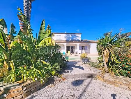 villa traditionnelle avec garage et pisicine