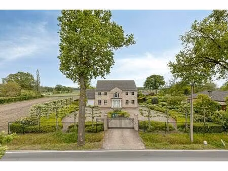 grote villa met prachtige tuin te essen te koop
