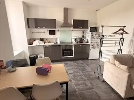 maison de ville t2 de 44 m² avec petite cour privée et 2 places de parking