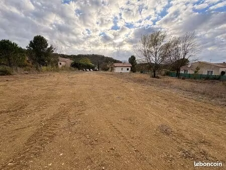 terrain constructible 3200 m² viabilisé + maisonnette