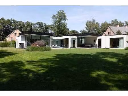 villa de design de plain-pied dans un domaine privé