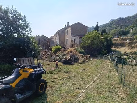bel ensemble immobilier en pierres à rénover