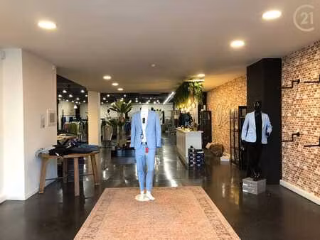 surface commerciale 325 m²