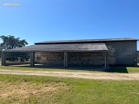 hangar et prairie