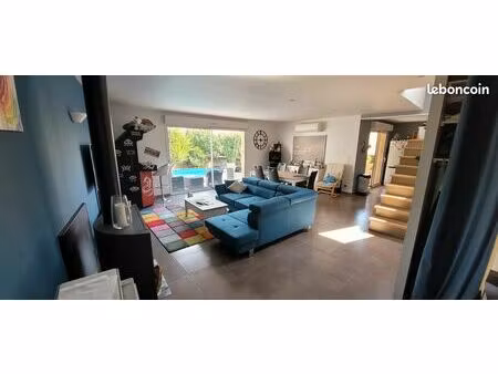 maison 5 pièces avec piscine et garage climatisation poêle à bois quartier très calme