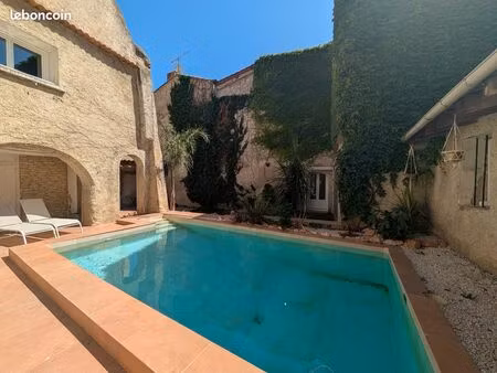 maison avec extérieur et garage