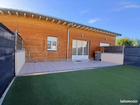 duplex 3 chambres  deux sdb  un garage et petit extérieur