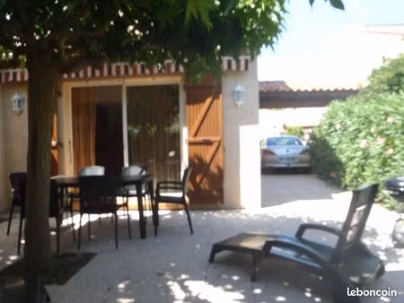 vias  à louer à l'année  villa mitoyenne 37m2 avec terrain 130m2 au sud  2 chambres cabine