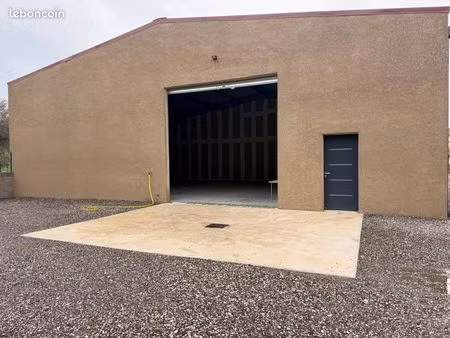 entrepôt et bureau