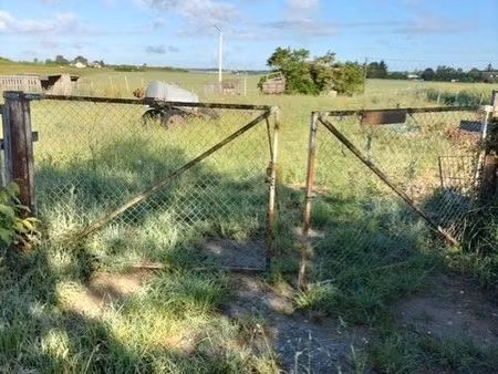 terrain constructible avec bâtiments et cave