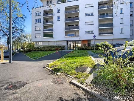 parking/box 3 pièces 66 m²