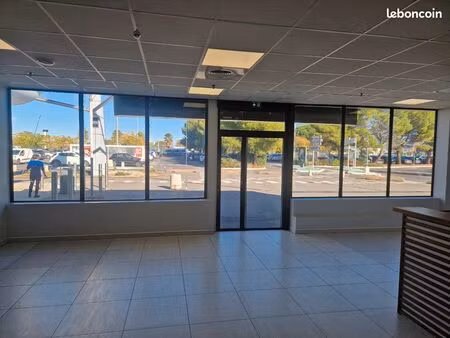 local commercial refait à neuf – idéal restaurant du midi avec grande terrasse et parking