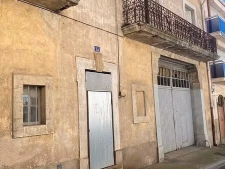 grand garage ou local de stockage