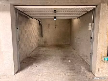 garage sécurisé 14 m² – porte automatique & électricité