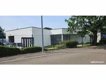 entrepot bureaux 653 m²