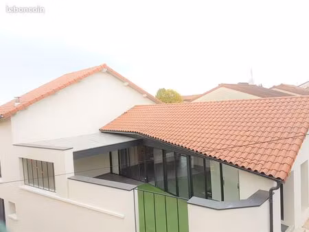 saint amour  maison de ville (9 ans) d’architecte. libre juin ou début juillet centre de s