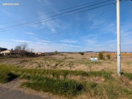 terrain plat agricole avec eau