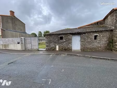 local divers 45 m² st sauveur de landemont