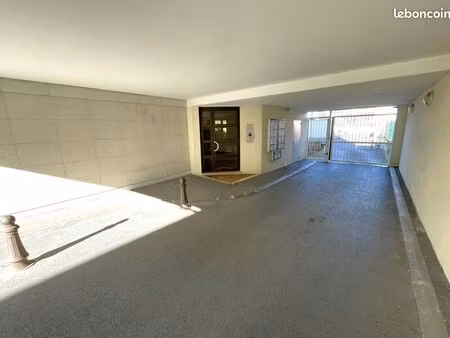 garage box fermé en rdch acces securisé par portail motorisé