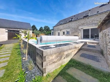 corps de ferme rénové avec dépendances  piscine et grand terrain