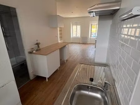 à louer – logement rénové de 56 m² avec grand garage – montbray