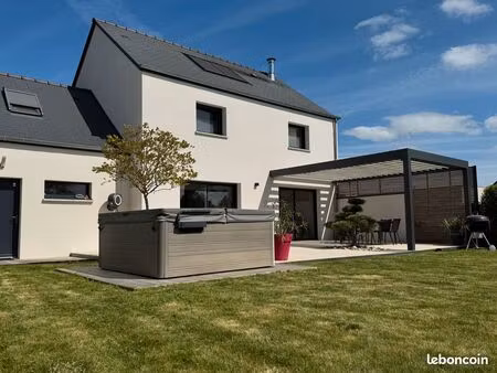 belle maison contemporaine 133 m²  4 chambres + bureau  terrain paysagé de plus de 600 m² 