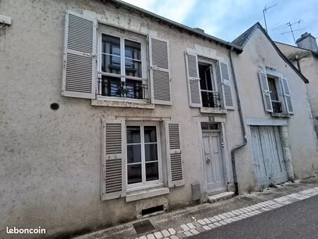 immeuble composé de trois logements situé quartier saint-nicolas à blois