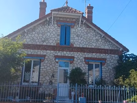 vends maison proche gare sncf  tous commerces  quartier calme  proche transports urbains  