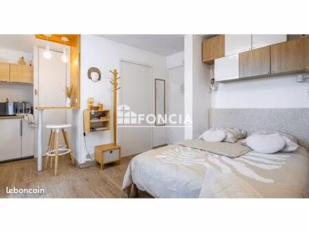 studette quartier benoit avec balcon et stationnement