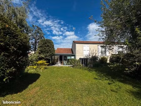maison familiale de 103 m² avec véranda et grand jardin de 700 m² – saint-jean-de-la-ruell