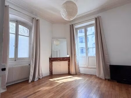 t3 traversant haussmannien  secteur central et faibles charges de copro