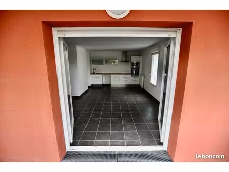 t3 59m² · centre-bourg · lumineux sud · balcon terrasse + box fermé · tram & bus