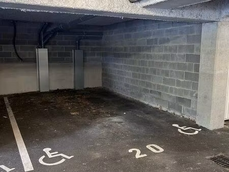 place de parking privée couverte à vendre