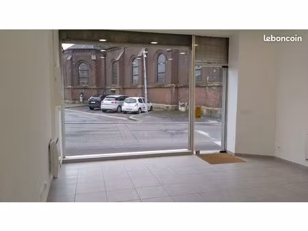 local commercial refait à neuf face à un grand parking gratuit de 150 places
