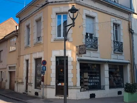 maison : appartement (avec garage) + commerce séparé