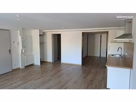 a louer t2 entierement renove avec terrasse