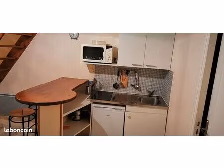 appartement meublé ■au rez-de-chaussée.■kitchenette avec bar ■salle de bain avec toilettes